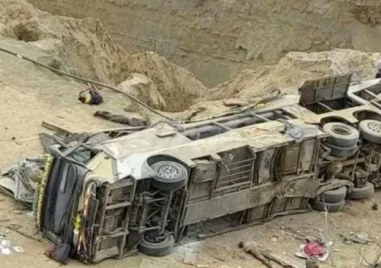 Най малко 25 души са загинали  след като автобус с 60 пътници е паднал