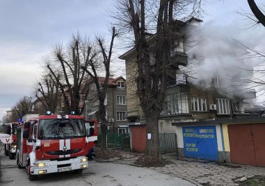 Пожар пламна в жилищна кооперация в Пловдив  Прочетете ощеТри екипа огнеборци