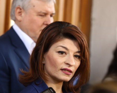 Десислава Атанасова: Странно е ДБ да са в коалиция с БСП, а да не искат да разговарят с ГЕРБ