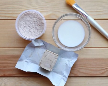 Домашна маска за лице с мая, хума и мляко за озаряване на лицето