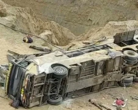 Най-малко 25 души са загинали след като автобус падна от скала в Перу