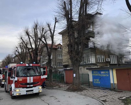 Пожар в жилищна сграда в Пловдив, евакуираха тийнейджър