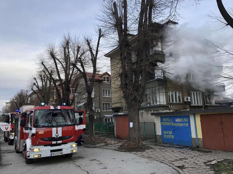 Пожар в жилищна сграда в Пловдив, евакуираха тийнейджър