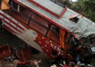 Най малко 40 души са загинали след като пътнически автобус движещ