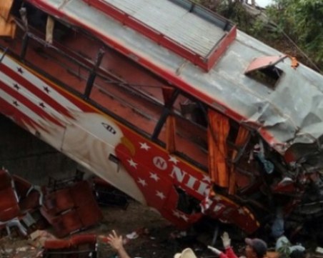 Автобус падна от пропаст в Пакистан, най-малко 40 са жертвите