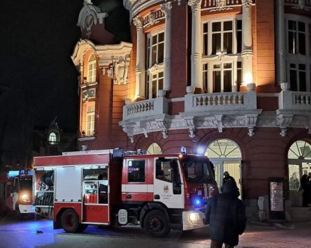 Евакуираха театъра във Варна по време на представление