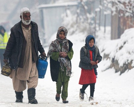 Най-малко 170 души загинаха от тежката зима в Афганистан