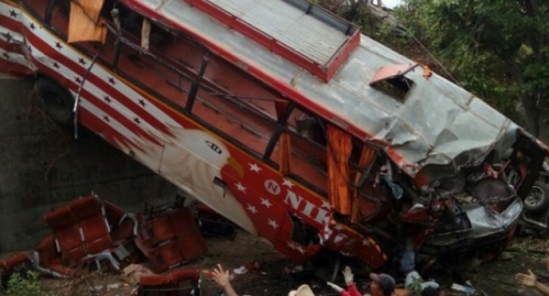 Най-малко 40 души са загинали, след като пътнически автобус, движещ