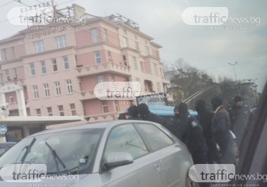 Зрелищна полицейски акция тече в момента в центъра на София