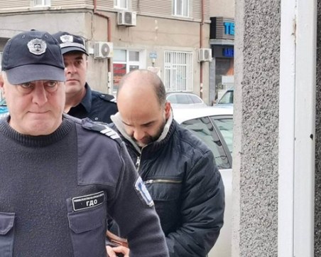 Доведоха с белезници в съда асеновградския учител, обвинен за изнасилване на ученичка