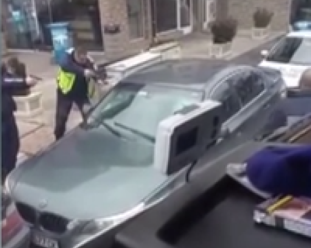 Екшън в София: След гонката с полицията, мъж и жена се барикадираха в колата си