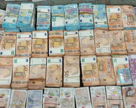 Митничари откриха валута за 860 000 лв., скрита в тенджера и в греда на ремарке