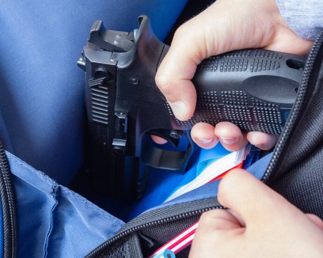 Съученичка на момчето, извадило пистолет в училище: Идвал е с ножове и боксове