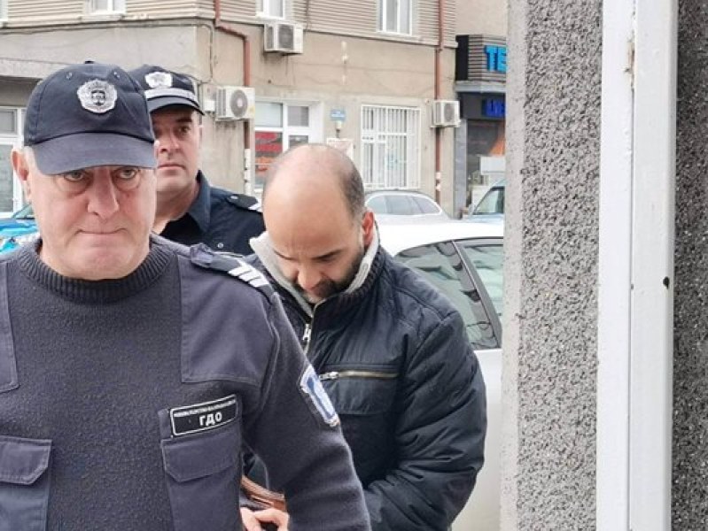 Доведоха с белезници в съда асеновградския учител, обвинен за изнасилване на ученичка