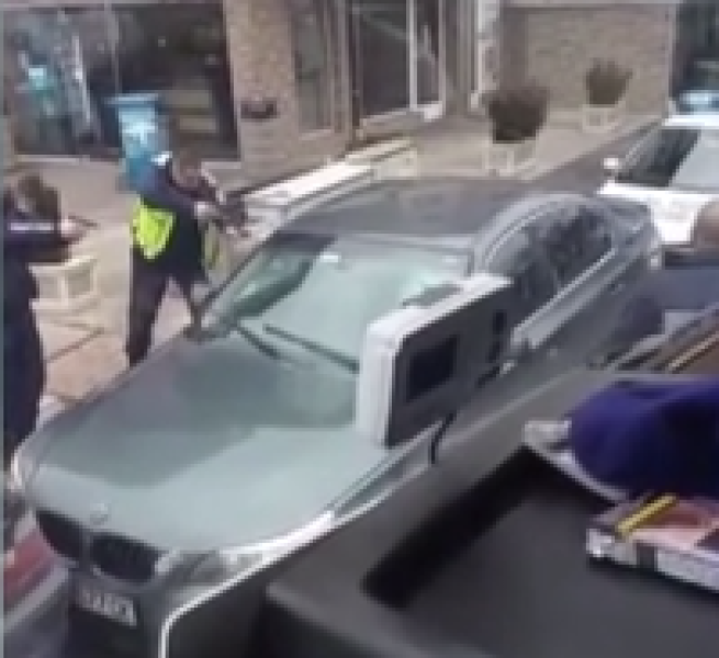Екшън в София: След гонката с полицията, мъж и жена се барикадираха в колата си
