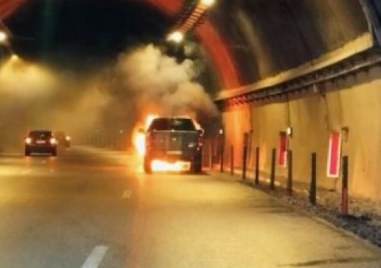 Лек автомобил горя в тунел Витиня на автомагистрала Хемус в