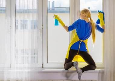 Миенето на прозорци за много хора е една от най тежките