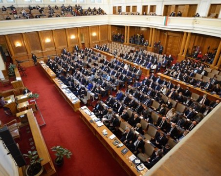 Депутатите изслушват докладите на службите