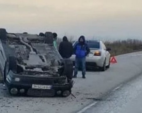 Инцидент в Пловдивско! Кола се обърна по таван