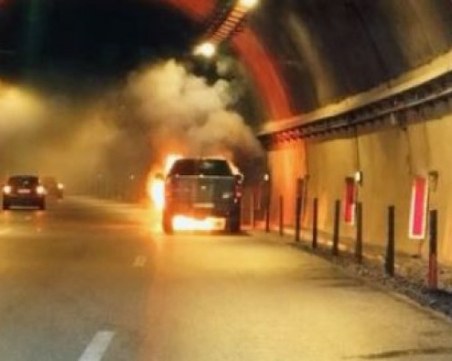 Лек автомобил горя в тунел 