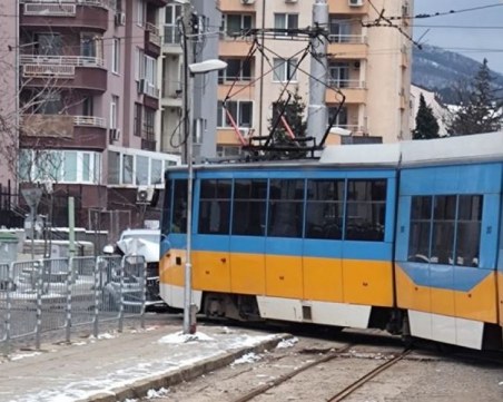 Трамвай и кола се блъснаха в София, щетите са сериозни