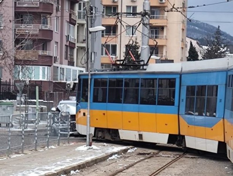 Трамвай и кола се блъснаха в София, щетите са сериозни