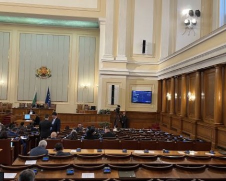 БСП напусна пленарната зала заради едноминутно мълчание за жертвите на комунизма