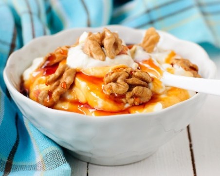 Лесен и бърз десет с цедено кисело мляко, печени орехи и мед