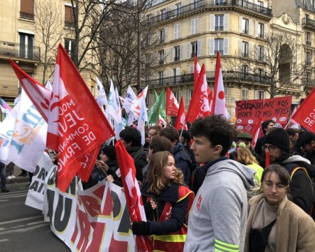 Масови протести срещу пенсионната реформа във Франция, десетки са арестувани