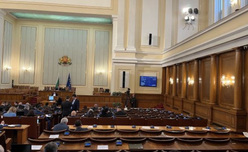 БСП напусна пленарната зала заради едноминутно мълчание за жертвите на комунизма