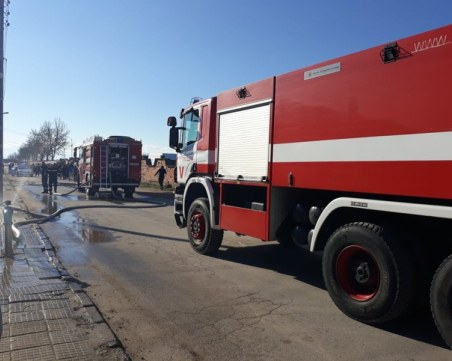 Пожар пламна в складова база в Бургас