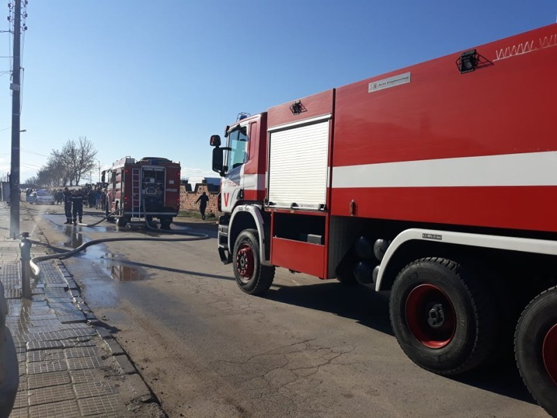 Пожар пламна в складова база в Бургас