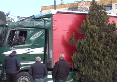 Камион се заби в кафене на автомивка в Пазарджик Няма