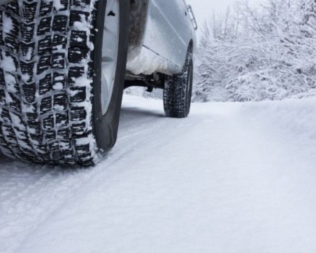 АПИ: Пътуващите през уикенда да тръгват с автомобили готови за зимни условия