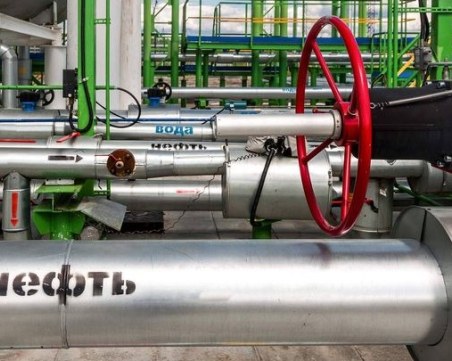 ЕС постигна предварително съгласие за ценови таван на руските рафинирани нефтени продукти