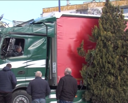 Камион се заби в кафене на автомивка в Пазарджик