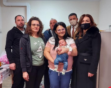 Кметът Павел Михайлов с подаръци за първото бебе на община „Родопи