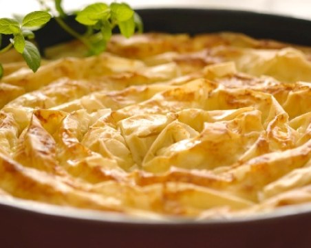 Вита баница с лапад, праз и сирене