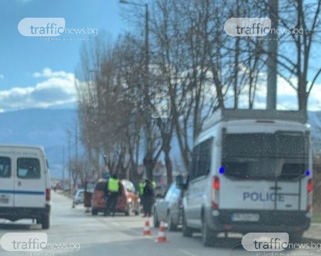 Засилен контрол на изходите на Пловдив! Полиция спира шофьори за проверка