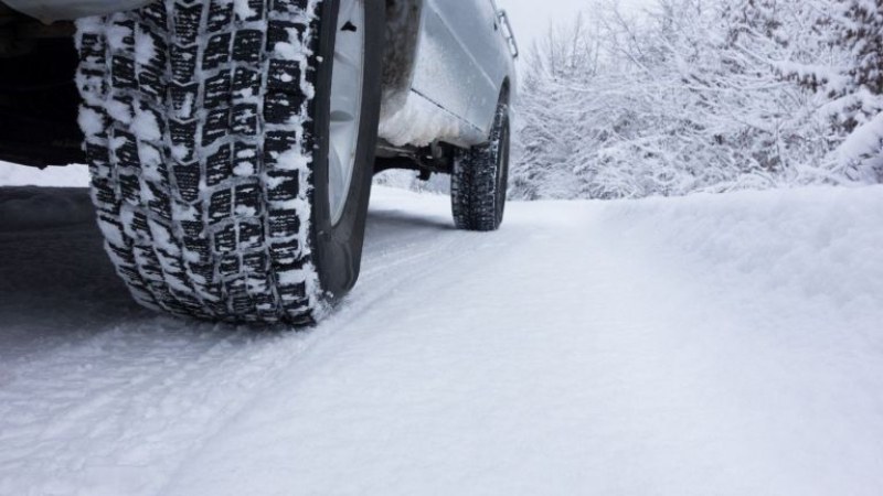 АПИ: Пътуващите през уикенда да тръгват с автомобили готови за зимни условия