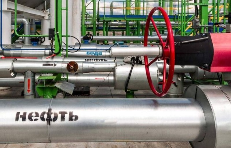 ЕС постигна предварително съгласие за ценови таван на руските рафинирани нефтени продукти