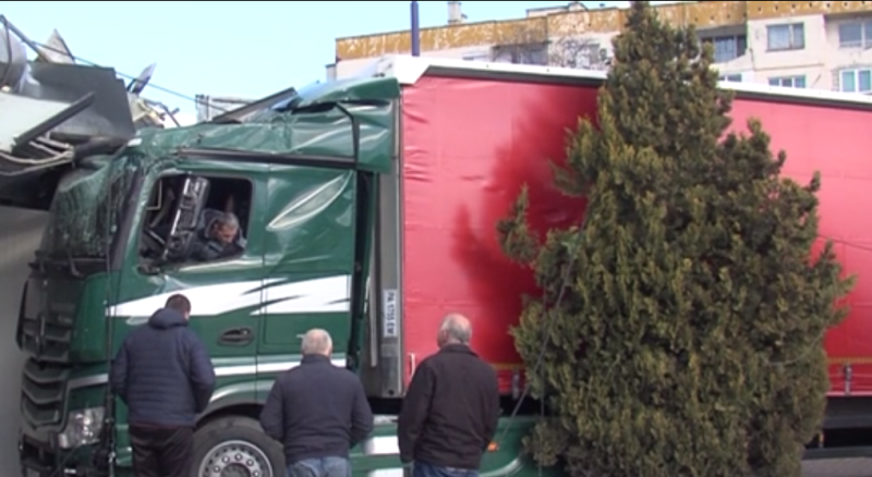 Камион се заби в кафене на автомивка в Пазарджик