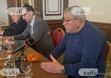 Бившият кмет на Пловдив Спас Гърневски говори по време събирането