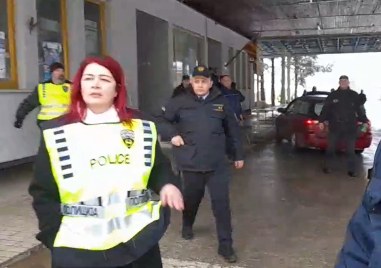 Македонските полицаи бият и заплашват българи на границата  Сред потърпевшите депутатът