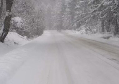 Обилен сняг вали на прохода Шипка но шофьорите да