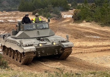 Украинските военни вече се обучават на британските танкове Challenger 2 това