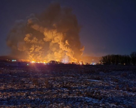 Голям пожар избухна в САЩ заради дерайлирал влак