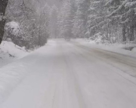 Обилен сняг вали на прохода Шипка