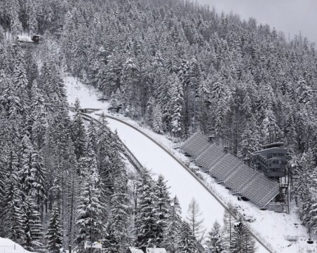Обилни снеговалежи в Словакия и Чехия, има загинали в Полша