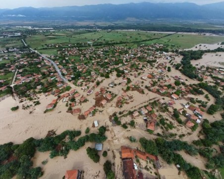 Пострадали от наводнението в Карловско получиха климатици